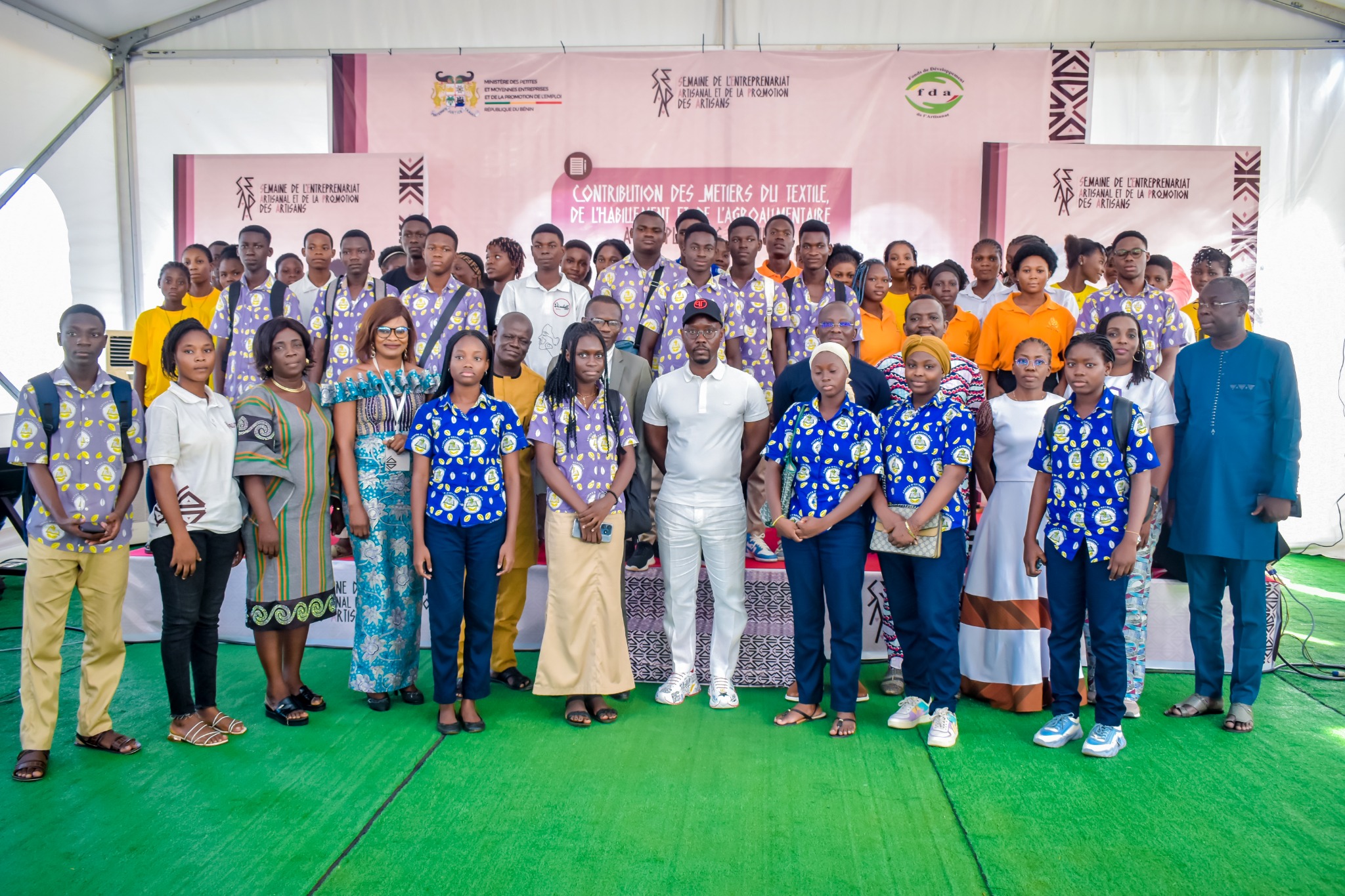 Photo de groupe des participants à la Semaine de l’Entrepreneuriat Artisanal et de la Promotion des Artisans au Bénin.